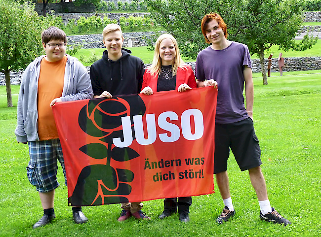 Die Kandidatin und Kandidaten der JUSO Oberwallis für die Nationalsratswahlen 2015: Sebastian Werlen, Manuel Jossen, Jennifer Näpfli und Jonas Jossen.
