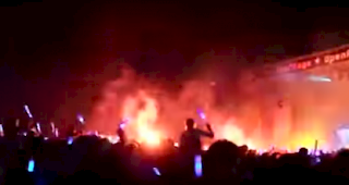 Unsinnige Aktion am Open Air in Gampel: W&auml;hrend dem Konzert von &laquo;The Prodigy&raquo;&nbsp;z&uuml;ndeten Festivalbesucher mehrere Pyros an.