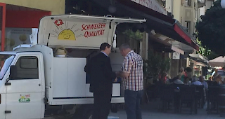 Franz Ruppen im Gespr&auml;ch mit einem Passanten in der Visper Bahnhofstrasse vor seinem Wahlmobil.