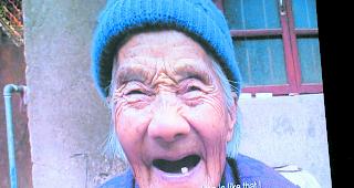 Lebensfreude. Diese alte Chinesin hat den Humor nicht verloren.