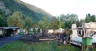 Am Donnerstagmorgen wird das Schadensausmass auf dem Camping Simplonblick in Raron ersichtlich, wo am sp&auml;ten Mittwochabend ein Feuer ausgebrochen ist. 