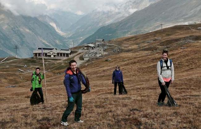 Motivierte Aufräumerinnen auf Zermatts Skipisten.