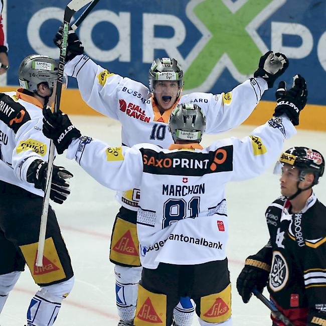 Die Zuger bejubeln das Tor zum 3:1 in Lugano