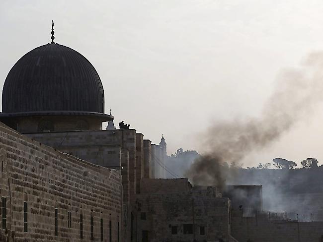 Rund um die Al-Aksa-Moschee in Jerusalem ist es zu Ausschreitungen zwischen israelischen Sicherheitsbehörden und Palästinensern gekommen.