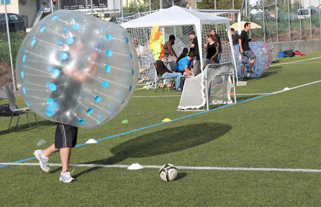 Die Bewegungsfreiheit beim Bubble Soccer ist stark eingeschränkt.