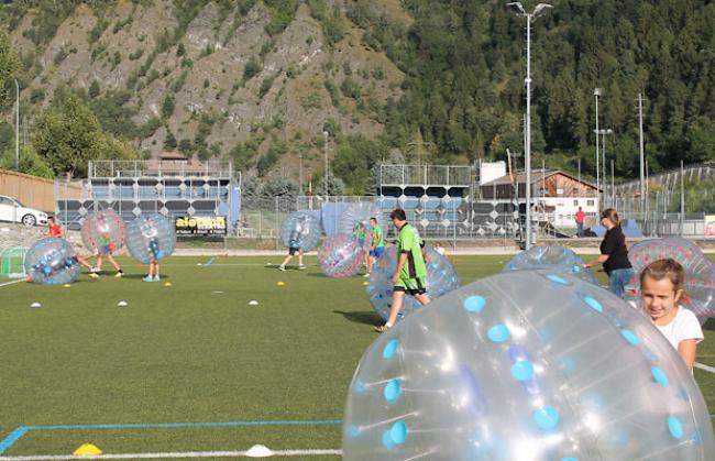 Nach jedem Match wurden die «Bubbles» an den Spielfeldrand gerollt, kontrolliert, gereinigt und mit Luft nachgepumpt.