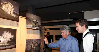 Fotograf David Bumann (rechts) im Gespr&auml;ch mit einem Ausstellungsbesucher.