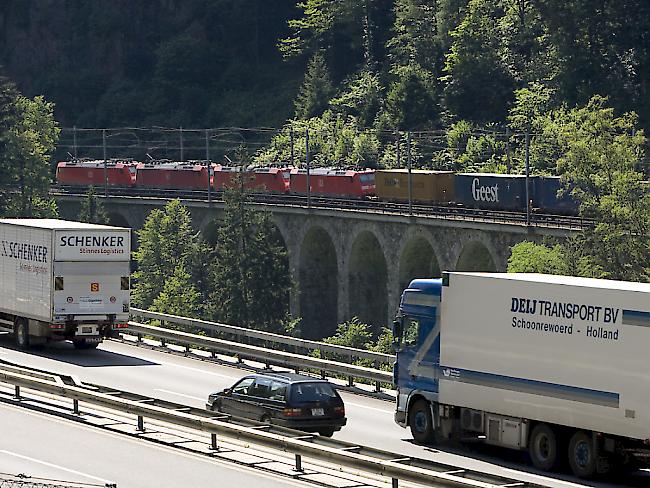 Der alpenquerende Güterverkehr auf der Schiene hat gegenüber den Strassentransporten weitere Marktanteile gewonnen (Archivbild).