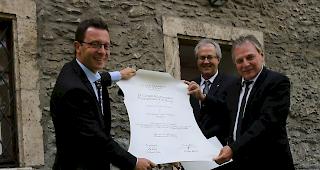 Yann Lambiel nimmt beim Schloss Majorie in Sitten den Preis der Stiftung &laquo;Division&auml;r F.-K. R&uuml;nzi&raquo; von Staatsrat Jacques Melly entgegen. 