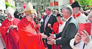 Hoher Besuch. Kardinal Kurt Koch, der die Botschaft des Papstes aus Rom mit ins Wallis brachte, begr&uuml;sst Bundesrat Didier Burkhalter. 