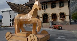 &Uuml;ber 3.5 Meter hoch ist das gefl&uuml;gelte Holzpferd, das momentan in Turtmann die Aufmerksamkeit aufs Schweizer Volks- und Freilichttheater lenkt.