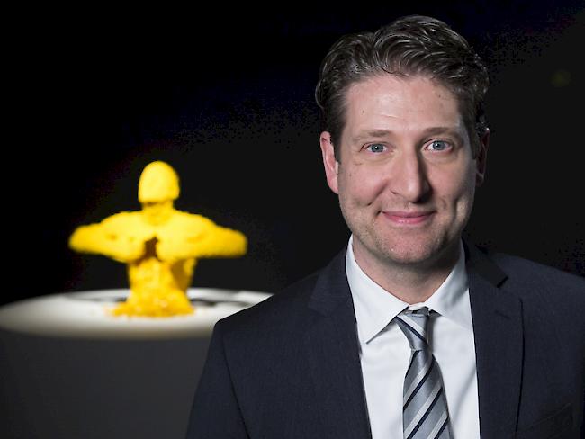 Nathan Sawaya vor seiner Legoskulptur "Yellow" in der Zürcher Ausstellung