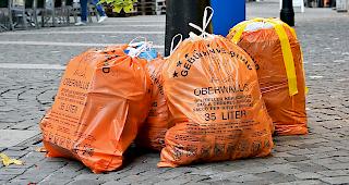 D&uuml;rfen erst am Vorabend der Abholung an die Strasse gestellt werden &ndash; M&uuml;lls&auml;cke in Visp.
