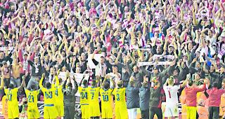 Festlaune. Spieler und Fans des FC Sitten geniessen den Punktgewinn an der Anfield zu Recht ausgiebig. 