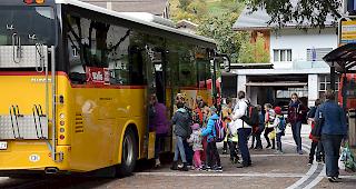 Sch&uuml;ler besteigen den Bus beim Natischer Marktplatz: Dabei stehen &laquo;Peacemaker&raquo; im Einsatz.