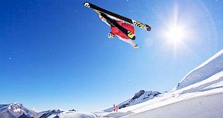 In Saas-Fee tummeln sich im Sommer immer mehr Skiteams auf dem Gletscher. In Zermatt geniessen vor allem italienische G&auml;ste die Pisten.