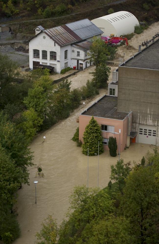 Überflutetes Kraftwerk. Am 10. Oktober 2011 donnerten gewaltige Wassermassen durchs Flussbett der Lonza in Gampel-Steg und richteten ein Millionenschaden an am KW Lötschen an. 
