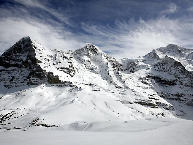 Nicht gestossen, sondern gezogen: Die Alpen sind nach Ansicht von Schweizer Forschern keine Knautschzone von Kontinentalplatten. Im Bild Eiger, Mönch und Jungfrau im Berner Oberland. (Archivbild)