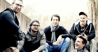 Die Band &laquo;&Uuml;sserorts&raquo; ver&ouml;ffentlicht am Samstag ihr erstes Album (v.l.): Tobias Brigger, Martin Burgener, Michel Heinzman, Diego Imsand und Flavio Lauber