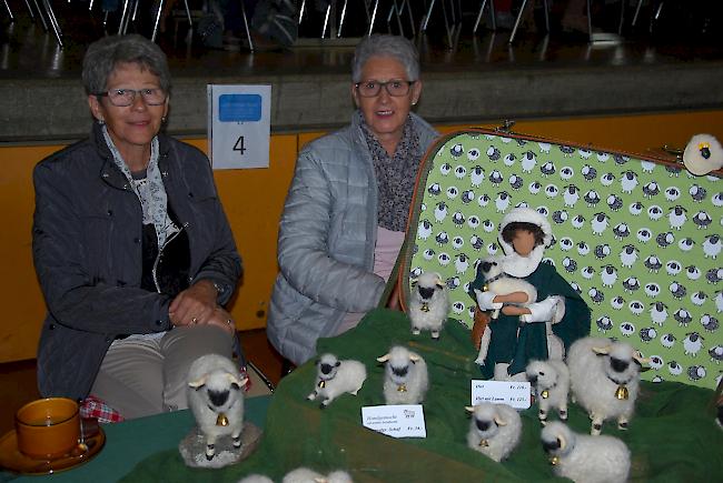 Thérèse Polliger (links) und ihre Schwester begrüssten Interessierte an ihrem Stand für handgemachte Schafe und Geissen