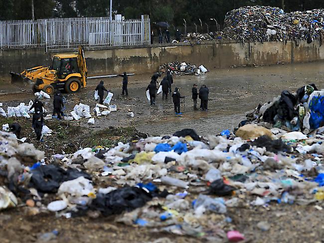 Aktivisten beim Beseitigen von Müll im Beirut-Fluss