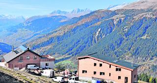 Ganz sch&ouml;n viel Arbeit. Derzeit sind die Handwerker auf der Ch&auml;serstatt omnipr&auml;sent. Links das modernisierte Berghaus, rechts die umgebaute Bergstation mit den neuen Doppelzimmern.  