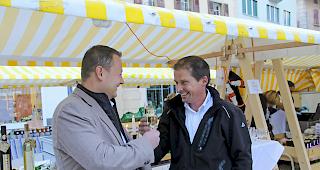 Neu am &laquo;P&uuml;rum&auml;rt&raquo;: Marc Wyssen, Gemeinderat von Visp, begr&uuml;sst Rainer Zimmermann.