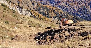 Auf der Belalp sind auf einem Wanderweg derzeit die Bagger bei der Arbeit.