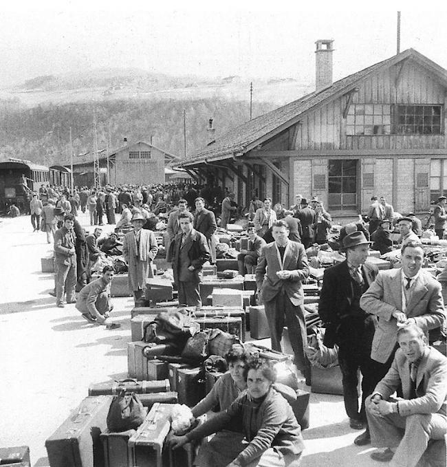 Italienische Gastarbeiter am Bahnhof Brig in den 1950ern. Die Schweiz und insbesondere das Wallis habe wirtschaftlich sehr von den Immigranten profitiert, so der Migrationsforscher.