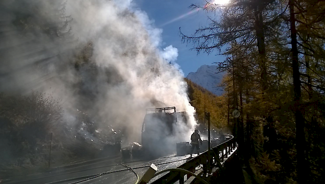 Bei Rothwald ist am Morgen ein Anhängerzug in Brand geraten.