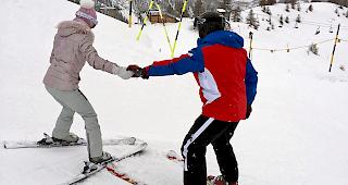 Die kantonalen Beh&ouml;rden wollen ab sofort gegen &laquo;Skilehrer&raquo;, die sich nicht an die 
gesetz&shy;lichen Spielregeln halten, polizeilich vorgehen.