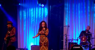 Meena Cryle & The Chris Fillmore Band sorgten im Visper La Poste f&uuml;r Stimmung. 