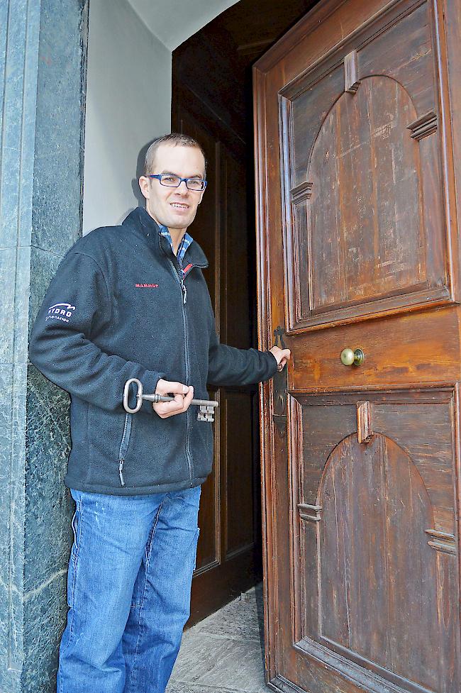 «Sein» Reich: Martin Squaratti beim Eingang der Kirche in Glis.