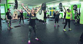 &laquo;Clean and Jerk&raquo;. Bei dieser &Uuml;bung nehmen die Athleten die Langhantel vom Boden auf die Brust und stossen sie von dort nach oben. 