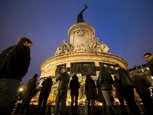 Am symbolträchtigen Place de la République gedachten hunderte Menschen am Samstagabend den Opfern der Terrorschläge von Paris.