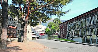 Geschichtstr&auml;chtig. Auf dem Areal des Briger Kollegiums f&uuml;gen sich Bauten aus verschiedenen Epochen zu einer harmonischen Einheit zusammen: der Stall aus dem fr&uuml;hen 19. Jahrhundert (heute Musikpavillon), der Terrassenbau aus den 1960er-Jahren und der 2005 eingeweihte &laquo;Neustbau&raquo;. 
