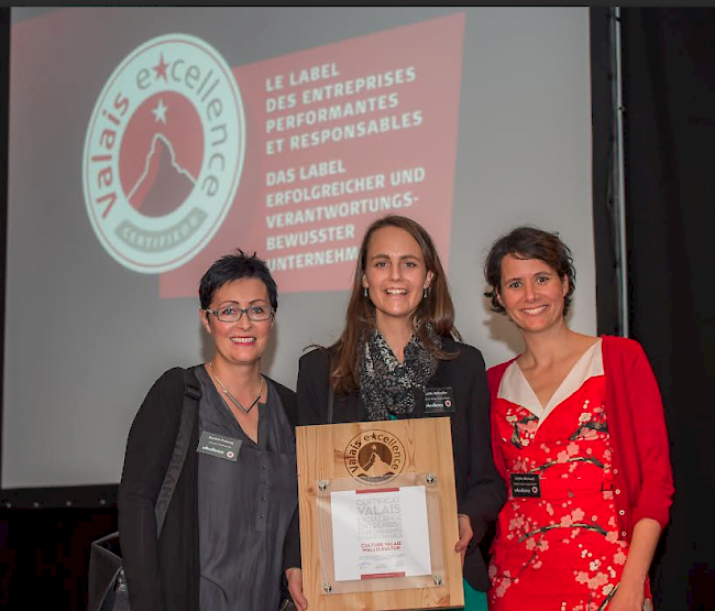 Rachel Pralong, Kulturdelegierte von Siders, Gaëlle Métrailler, Präsidentin von Kultur Wallis, und Sophie Michaud, Informationsbüro Kultur Wallis, nehmen das Zertifikat Valais Excellence entgegen.