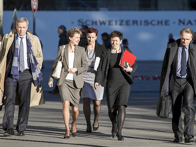 Sommaruga (2.v.l.) mit ihren Amtschefs auf dem Weg zur Medienkonferenz in Bern.