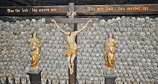 Die ber&uuml;hmte Inschrift im Beinhaus in Naters: &laquo;Was ihr seid, das waren wir, was wir sind, das werdet ihr.&raquo;