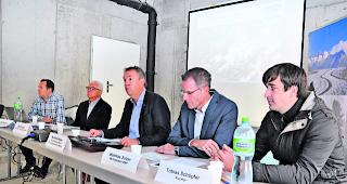 Optimistisch. Von links: Kommunikationsleiter Mario Gertschen, Gesch&auml;ftsf&uuml;hrer Beat Ruppen, Gemeindepr&auml;sident Manfred Holzer, Verwaltungsratspr&auml;sident Matthias Sulzer und Kurator Tobias Sch&ouml;pfer. 