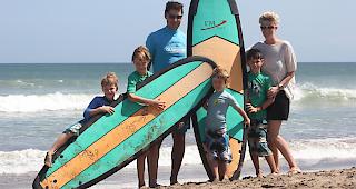 Urlaub in Bali: Jaron (7), Levin (11), Arnold (37), Anjo (4), Mael (9) und Barbara (42).