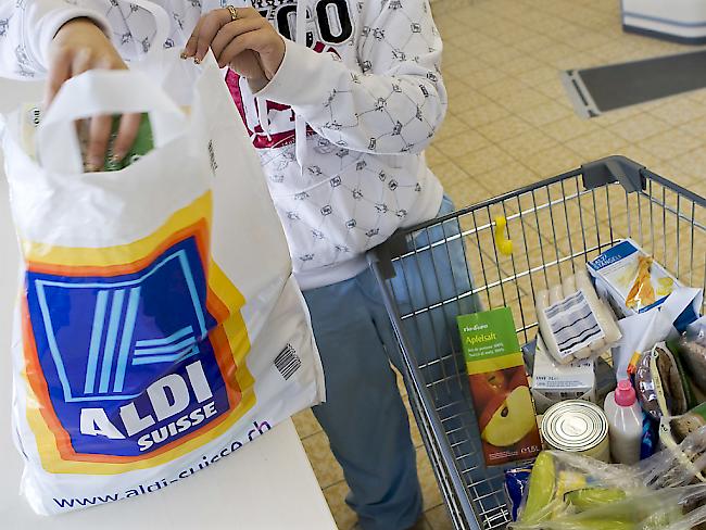 Aldi will in der Schweiz weiter wachsen und höhere Löhne zahlen (Archiv).