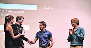 Sportler des Jahres. Kilian Frankiny (Zweiter von links) gratuliert Martin Anthamatten, Moderatorin Tamara Zeiter bringt den Sport Award und Sebastian Rittiner, Fanclub-Pr&auml;sident als Vertreter von Benjamin Weger, applaudiert.