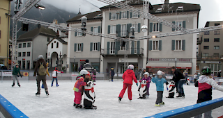 Die Eiskunstbahn auf dem Briger Sebastiansplatz ist seit Samstag offen