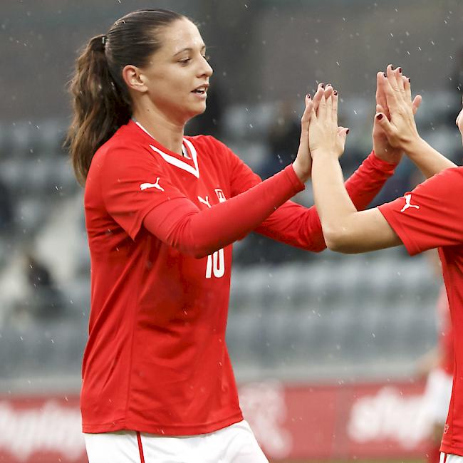 Fabienne Humm (links) war beim 8:1-Sieg in Nordirland die einzige Schweizer Doppeltorschützin