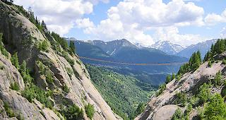 Imposant: Die H&auml;ngebr&uuml;cke Aspi-Titter quert die 120 Meter tiefe Weisswasserschlucht.