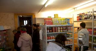 Die Kundschaft hat sich bereits am Montagmorgen zahlreich im Dorfladen eingefunden.