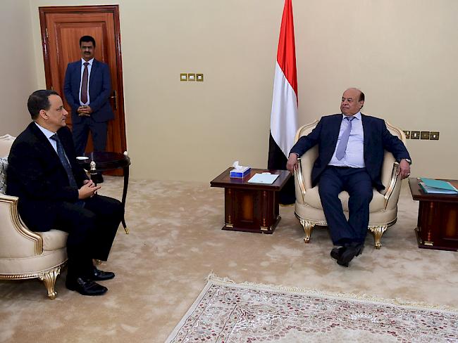 Der  UNO-Sondergesandte Ismail Ould Scheich Ahmed (links) bei Konsultationen mit dem jemenitischen Präsidenten Abd Rabbo Mansur Hadi in Aden. (Archiv)