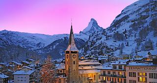 Abendstimmung &uuml;ber Zermatt: L&auml;uft es im Matterhorndorf schlecht, so leidet die Region mit.