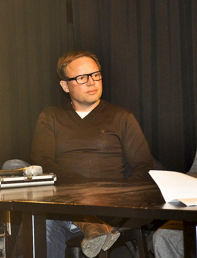 Der Journalist Kurt Pelda in Brig während eines Podiumsgesprächs im Zeughaus Kultur.